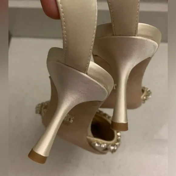 NWOB BADGLEY MISCHKA Zendaya Embellished Ivory Cream Satin Kitten Heel Shoes 6.5