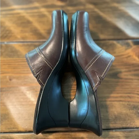 NWOT Clark's leather heel slip on comfy mule shoes Sz 8  Dark Brown
