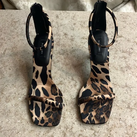 NWOT NATORI GLOW LUXE LEOPARD SATIN BLOCK HEEL SANDALS Size 8.5