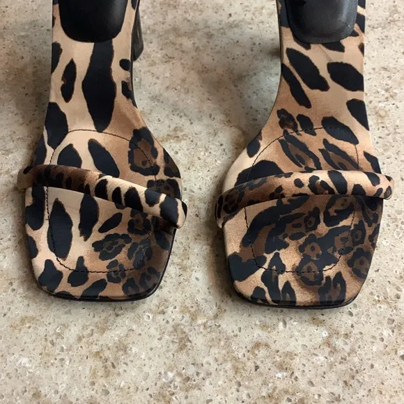 NWOT NATORI GLOW LUXE LEOPARD SATIN BLOCK HEEL SANDALS Size 8.5