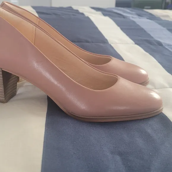 NWT Clarks Size 6.5 Medium Women's Pink Pumps