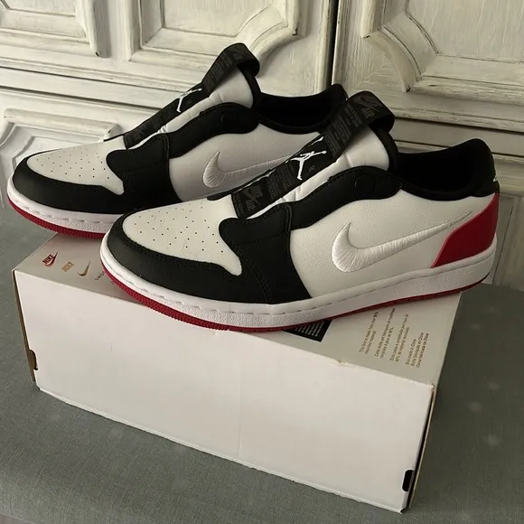 NWT Nike Special Edition WOMEN'S AIR JORDAN RETRO 1  Size 9