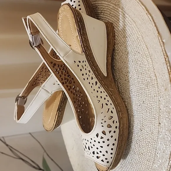 NWTPatrizia by Spring Step Women’s Shaninioqua White Peep Toe Wedge Sandal Sz 5