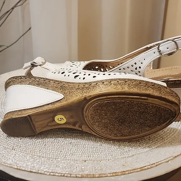 NWTPatrizia by Spring Step Women’s Shaninioqua White Peep Toe Wedge Sandal Sz 5