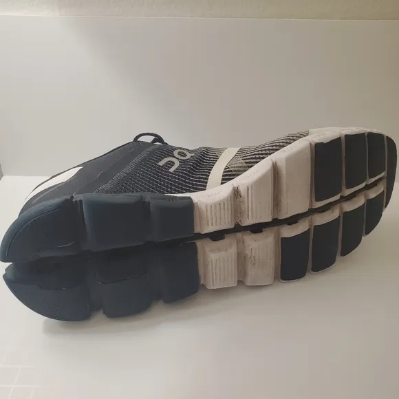 On Cloud Cloudflow Black/White Running Sneaker Shoes Mens Size 10