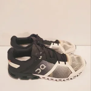 On Cloud Cloudflow Black/White Running Sneaker Shoes Mens Size 10