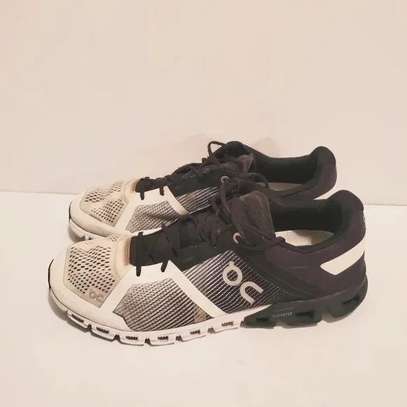 On Cloud Cloudflow Black/White Running Sneaker Shoes Mens Size 10