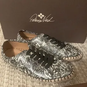 Patricia Nash Emiliana Sunflower Shoe Size 5.5