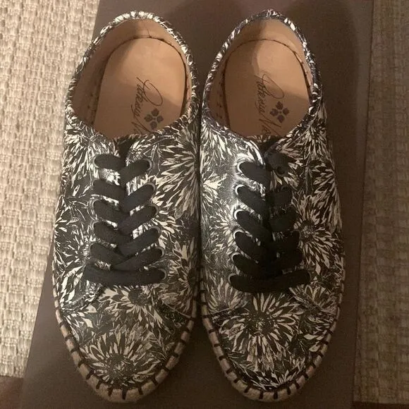 Patricia Nash Emiliana Sunflower Shoe Size 5.5