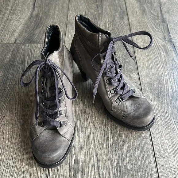 Paul green shoes gray leather two-tone booties, size 7 heals