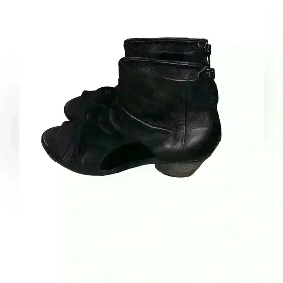 Peep toe leather block booties/shoes size 8.5M Black