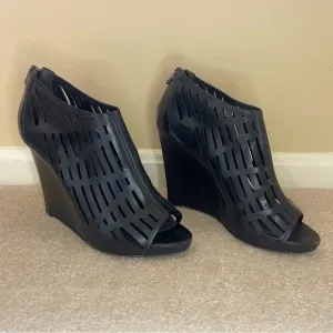 Pour la Victoire Black Wedge Cage Leather Bootie Heels size 9