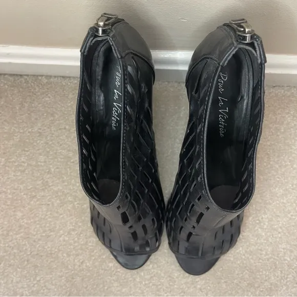 Pour la Victoire Black Wedge Cage Leather Bootie Heels size 9