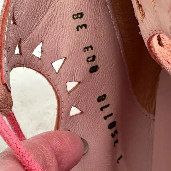 PRETTY BALLERINAS Suede Leather Flats Pointy Toe Pink Lace Up Girly, Size 7-7.5