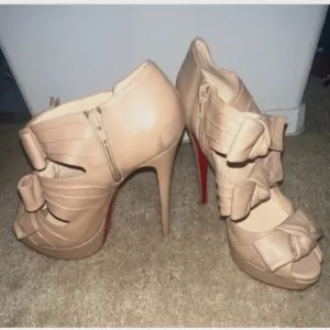 Sale Christian Louboutin size 10.5, Elegant Tan  leather High Heels