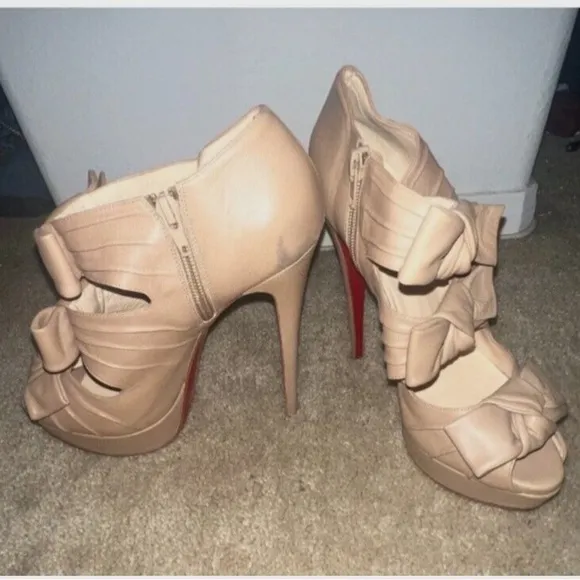 Sale Christian Louboutin size 10.5, Elegant Tan  leather High Heels