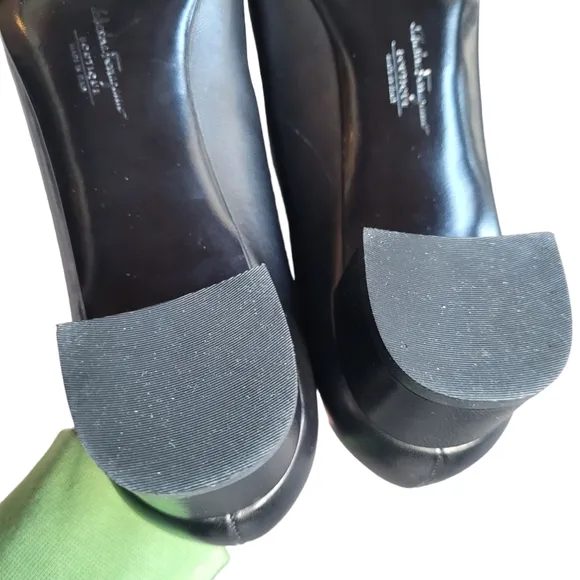 SALVATORE FERRAGAMO Boutique Black Daria Pump Heel Size 8.5 2A