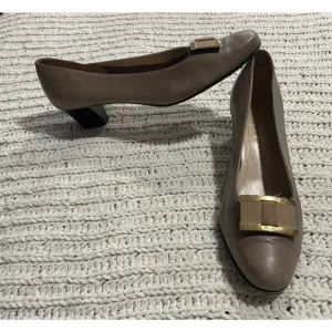 Salvatore Ferragamo Bow Buckle Heels Womens 9 B Leather Italy 44752 Career Tan