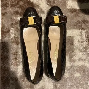 SALVATORE FERRAGAMO Brown Crocodile Leather Vara Bow Italy Size 7.5 H2