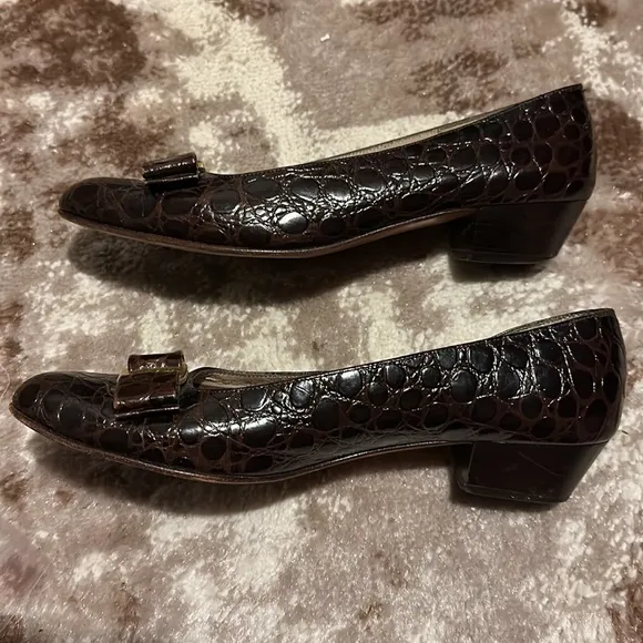 SALVATORE FERRAGAMO Brown Crocodile Leather Vara Bow Italy Size 7.5 H2