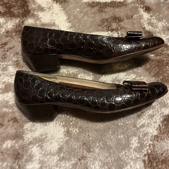 SALVATORE FERRAGAMO Brown Crocodile Leather Vara Bow Italy Size 7.5 H2