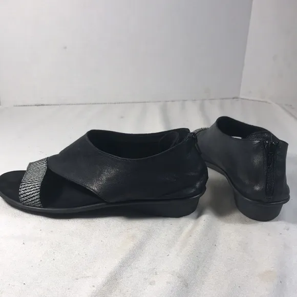 Sesto Meucci  Women's Everly Black and Gray Leather Cut Out Open Toe Flat Sandal