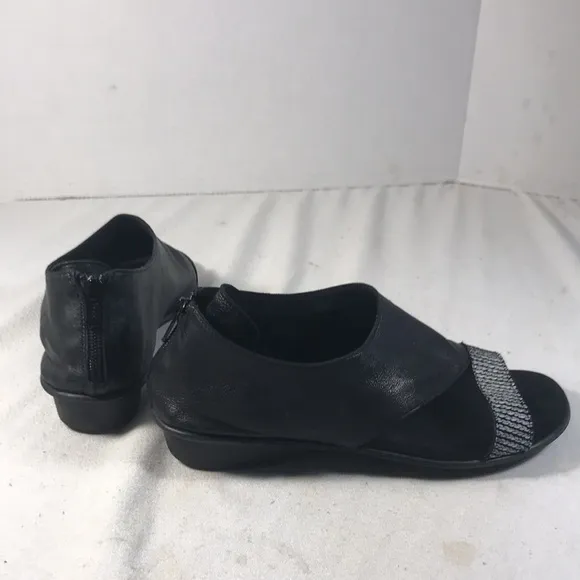 Sesto Meucci  Women's Everly Black and Gray Leather Cut Out Open Toe Flat Sandal