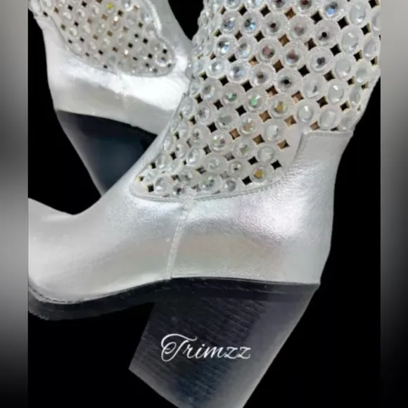Size 6……….Elegant Metallic Silver Rhinestone Cowboy Boots. New…..Simmi