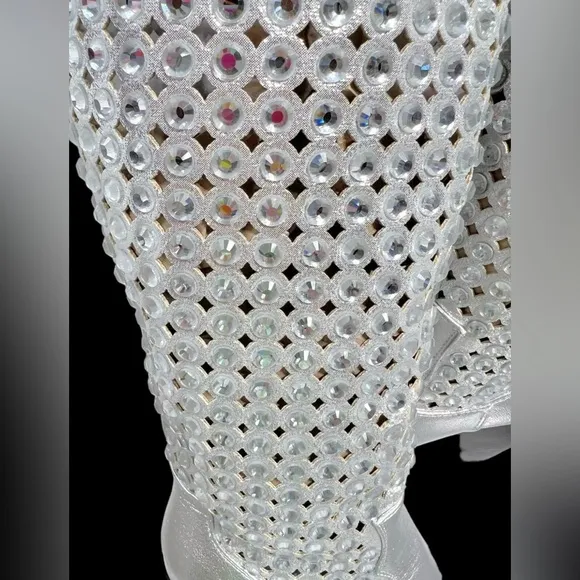 Size 6……….Elegant Metallic Silver Rhinestone Cowboy Boots. New…..Simmi