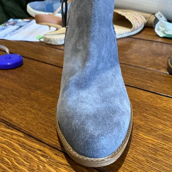 SOFFT Whipstitch GREY BOOTS. NEW, NEVER WORN from Dilliards. Size 10,3 inch heel
