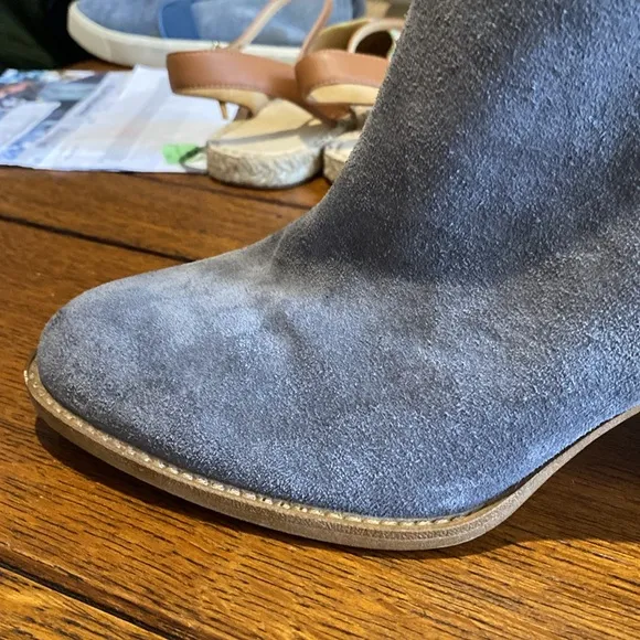 SOFFT Whipstitch GREY BOOTS. NEW, NEVER WORN from Dilliards. Size 10,3 inch heel