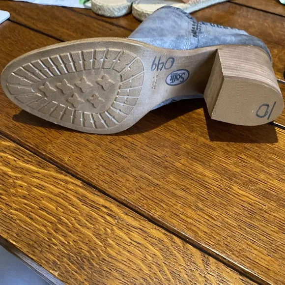 SOFFT Whipstitch GREY BOOTS. NEW, NEVER WORN from Dilliards. Size 10,3 inch heel