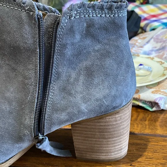 SOFFT Whipstitch GREY BOOTS. NEW, NEVER WORN from Dilliards. Size 10,3 inch heel