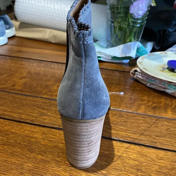 SOFFT Whipstitch GREY BOOTS. NEW, NEVER WORN from Dilliards. Size 10,3 inch heel