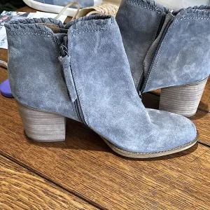 SOFFT Whipstitch GREY BOOTS. NEW, NEVER WORN from Dilliards. Size 10,3 inch heel