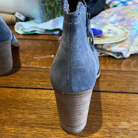 SOFFT Whipstitch GREY BOOTS. NEW, NEVER WORN from Dilliards. Size 10,3 inch heel
