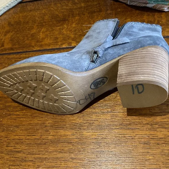 SOFFT Whipstitch GREY BOOTS. NEW, NEVER WORN from Dilliards. Size 10,3 inch heel