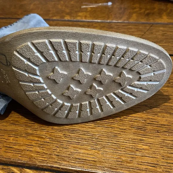 SOFFT Whipstitch GREY BOOTS. NEW, NEVER WORN from Dilliards. Size 10,3 inch heel