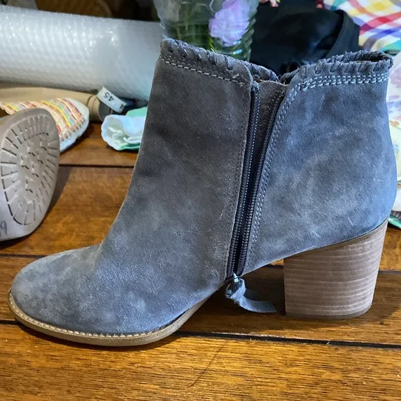SOFFT Whipstitch GREY BOOTS. NEW, NEVER WORN from Dilliards. Size 10,3 inch heel