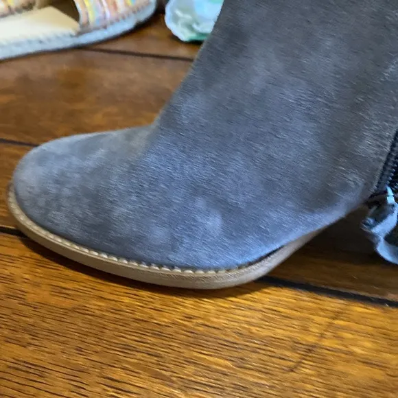 SOFFT Whipstitch GREY BOOTS. NEW, NEVER WORN from Dilliards. Size 10,3 inch heel