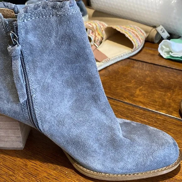 SOFFT Whipstitch GREY BOOTS. NEW, NEVER WORN from Dilliards. Size 10,3 inch heel