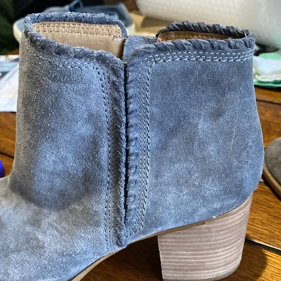 SOFFT Whipstitch GREY BOOTS. NEW, NEVER WORN from Dilliards. Size 10,3 inch heel