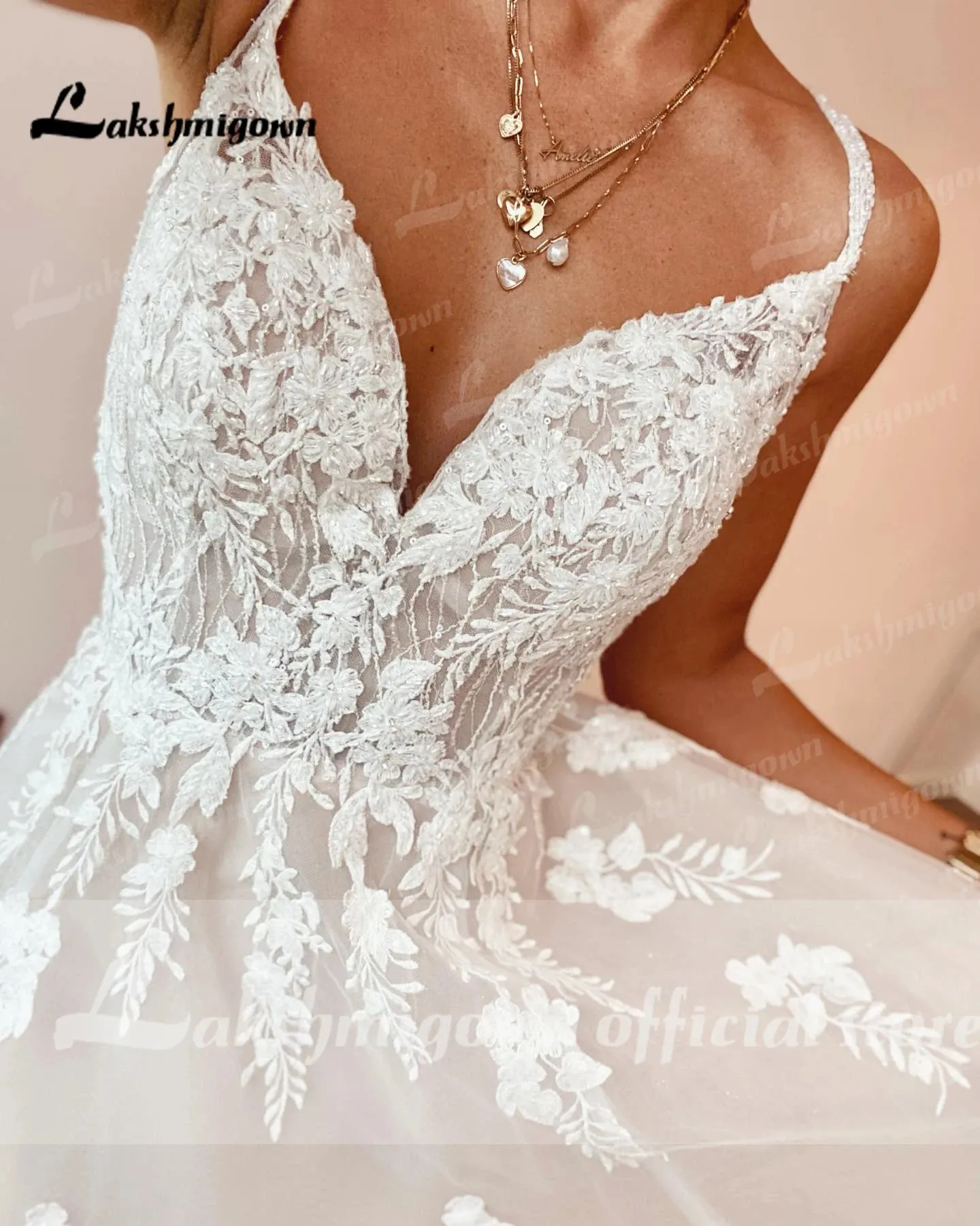 Spaghetti Straps A Line Wedding Dress Lace Appliques Beading Tulle V Neck Sleeveless Bridal Gown robe de mariée bohème 2022