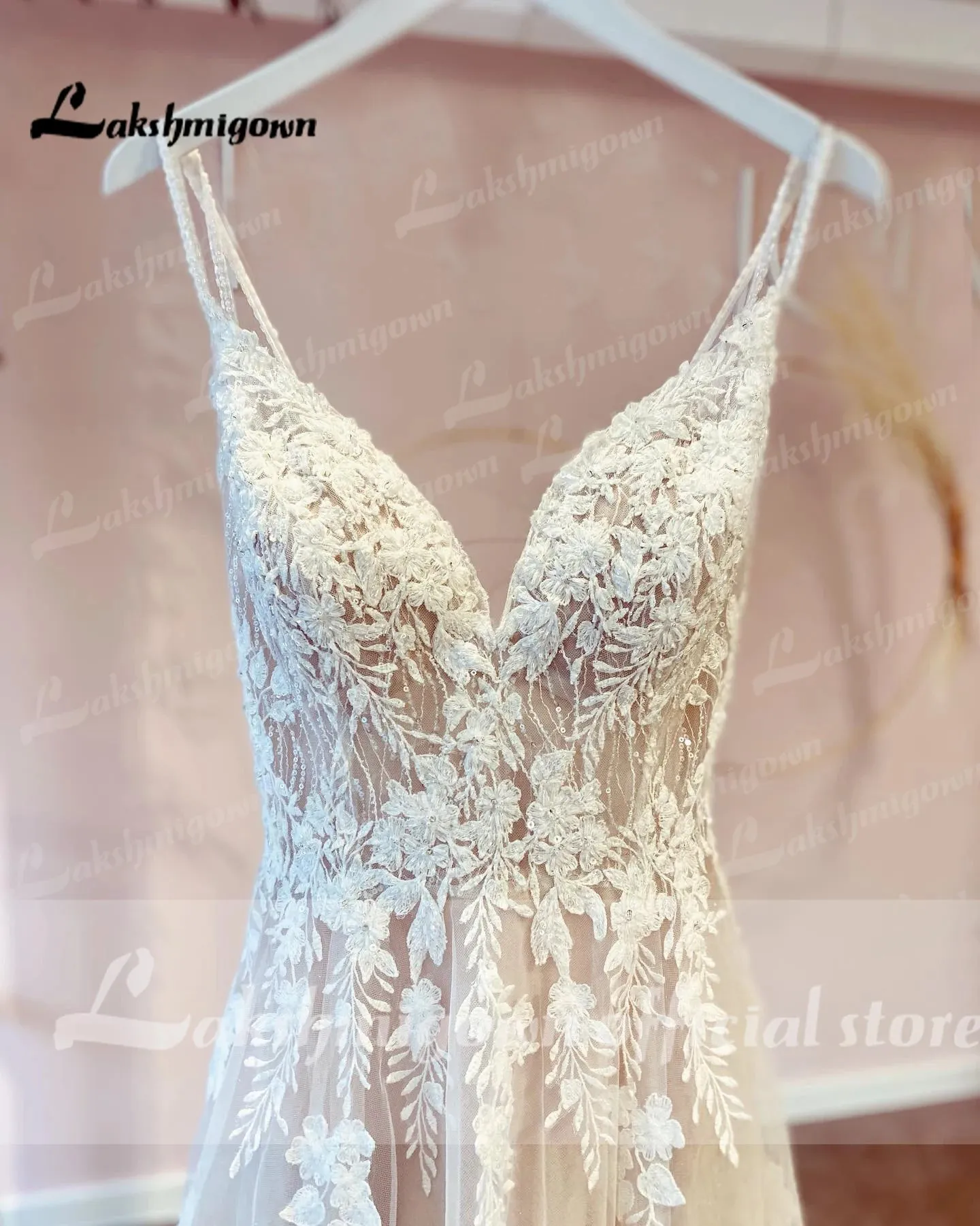 Spaghetti Straps A Line Wedding Dress Lace Appliques Beading Tulle V Neck Sleeveless Bridal Gown robe de mariée bohème 2022