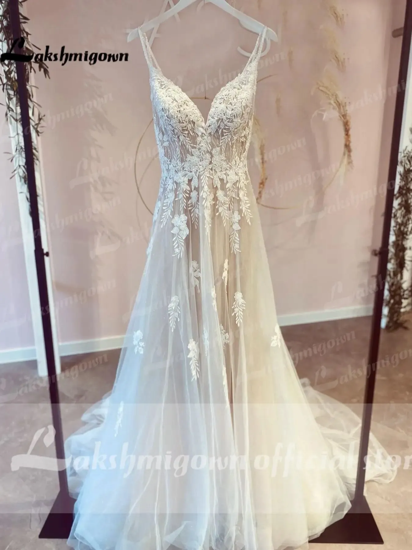 Spaghetti Straps A Line Wedding Dress Lace Appliques Beading Tulle V Neck Sleeveless Bridal Gown robe de mariée bohème 2022