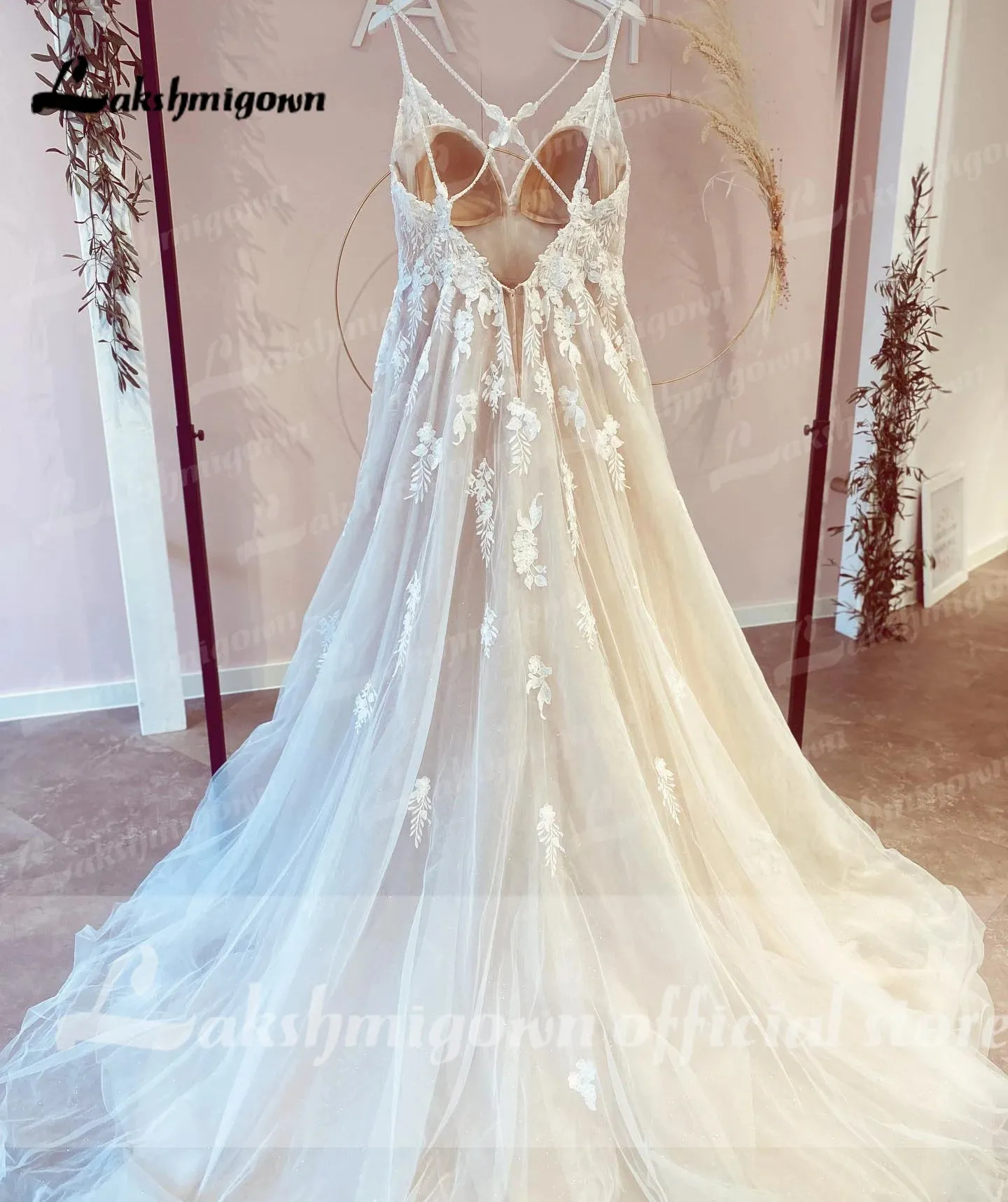 Spaghetti Straps A Line Wedding Dress Lace Appliques Beading Tulle V Neck Sleeveless Bridal Gown robe de mariée bohème 2022