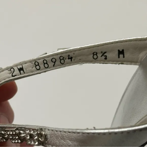Stuart Weitzman 8.5 Silver Leather Square Rhinestone Bridal T-Strap Heels Sz…