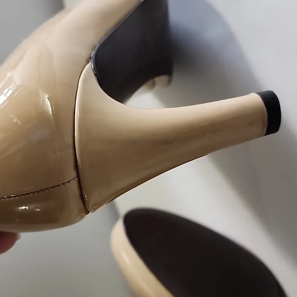 Stuart Weitzman Nude Patent Leather Heel Pump/ Size 6M