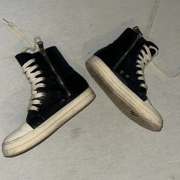 Stylish Black and White Women's High-Top Sneakers Size 8.