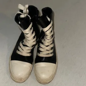Stylish Black and White Women's High-Top Sneakers Size 8.